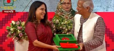 প্রধান উপদেষ্টা তুলে দিলেন স্বাধীনতা পুরস্কার  