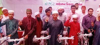 টানা ৪০ দিন জামাতে নামাজ পড়ে বাইসাইকেল পেল ৬ কিশোর