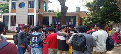 শিক্ষার্থীর ওপর হামলার প্রতিবাদে চবি’র মেইন গেটে তালা