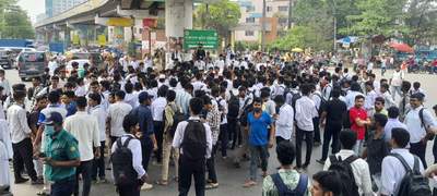  ৬ দফা দাবি আদায়ে সাতরাস্তা মোড়ে অবস্থান পলিটেকনিক শিক্ষার্থীদের