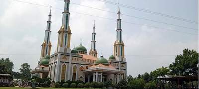 পর্যটকদের নজর কাড়ে বকশীগঞ্জ মসজিদে নূর
