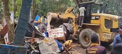 সোহরাওয়ার্দী উদ্যানের অবৈধ দোকান-স্থাপনা গুঁড়িয়ে দেয়া হচ্ছে 