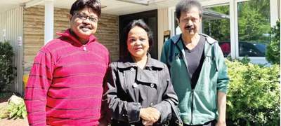 কানাডায় দেখা হলো দুই কিংবদন্তি কণ্ঠশিল্পীর
