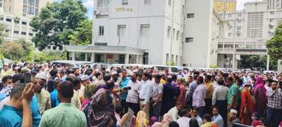 সচিবালয়ে নিরাপত্তাবলয় ভেঙে বিক্ষোভ করছেন কর্মকর্তা-কর্মচারীরা