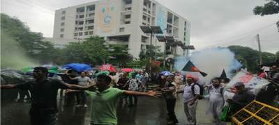 চাকরিচ্যুত বিডিআর সদস্যদের ওপর পুলিশের জলকামান-সাউন্ড গ্রেনেড