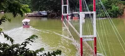 পর্যটকরা হতাশ: এখনও ডুবে আছে রাঙামাটির সিম্বল ‘ঝুলন্ত সেতু’ 