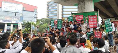 ‘লাল অঙ্গীকার’ কর্মসূচি নিয়ে রাজধানীর তেজগাঁও সড়কে পলিটেকনিক শিক্ষার্থীরা