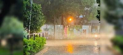 বিকালেই নেমে এলো সন্ধ্যা, রাজধানীতে মুষলধারে বৃষ্টি হচ্ছে