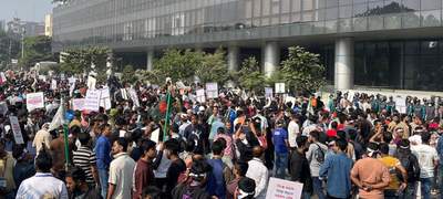 আগারগাঁও বিটিআরসি ভবনের সামনে মোবাইল ব্যবসায়ীদের সড়ক অবরোধ