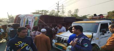 খুলনা-সাতক্ষীরা সড়কে ইজিবাইক-বাস দুর্ঘটনা, বাসের হেলপার নিহত 