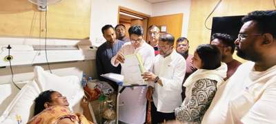 বিএনপি নেতার অসুস্থ স্ত্রীর পাশে প্রধানমন্ত্রী 