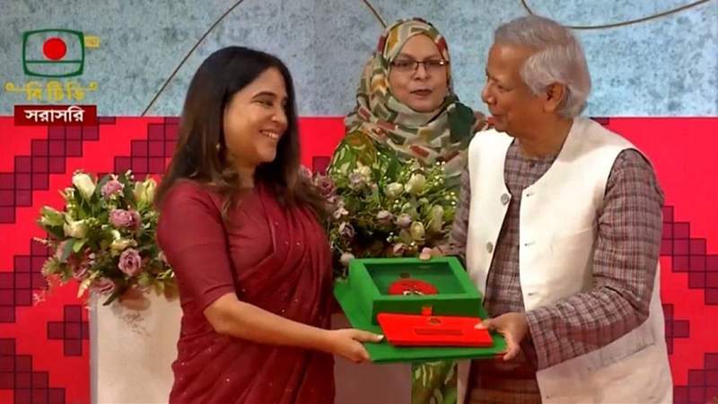 প্রধান উপদেষ্টা তুলে দিলেন স্বাধীনতা পুরস্কার