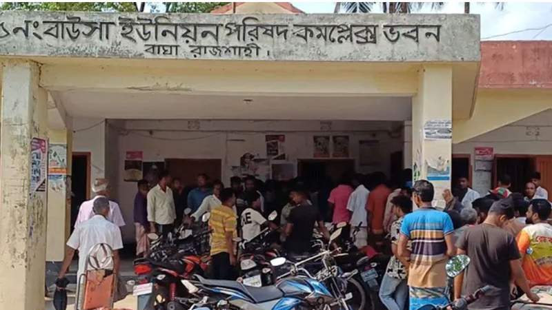 বাঘায় ইউপি গোডাউনের জানালা ভেঙে টিসিবির মালামাল লুট