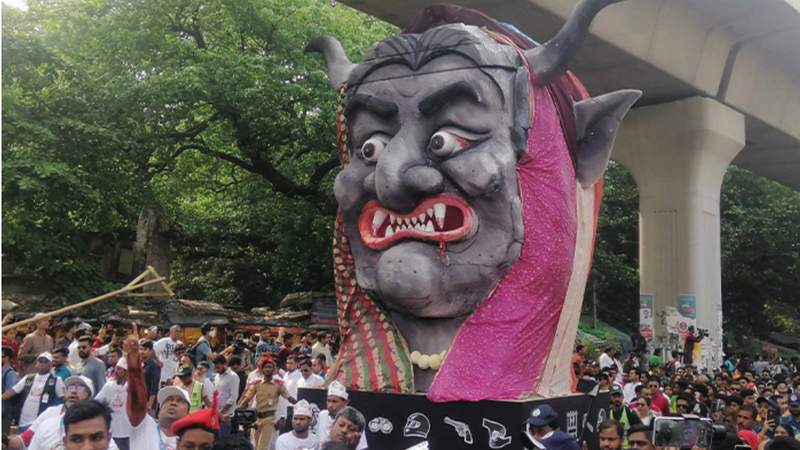 আগুনে জ্বালিয়েও শোভাযাত্রায় ঠেকানো যায়নি ‘ফ্যাসিবাদের মুখাকৃতি’