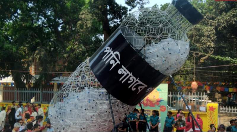 শোভাযাত্রায় মুগ্ধকে স্মরণ: পানির বোতলের মোটিফে 