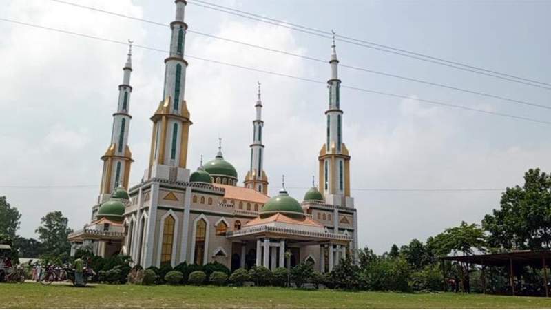 পর্যটকদের নজর কাড়ে বকশীগঞ্জ মসজিদে নূর