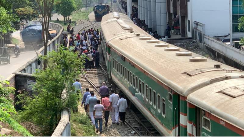 রাজশাহী স্টেশনে ঢুকতেই বনলতা এক্সপ্রেস লাইনচ্যুত