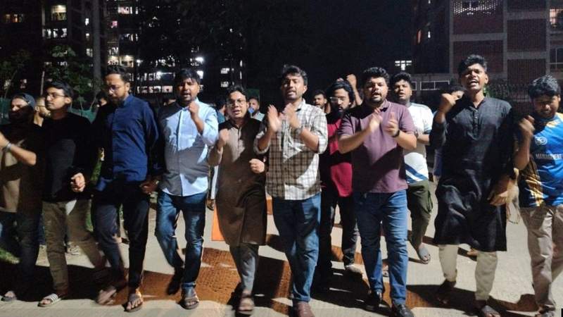 আ.লীগের কার্যক্রম নিষিদ্ধ: জাবিতে শিক্ষার্থীদের আনন্দ মিছিল ও মিষ্টি বিতরণ
