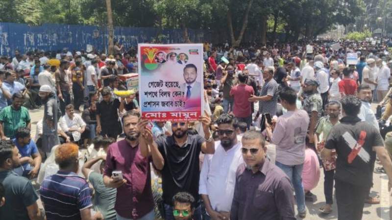 ইশরাকের সমর্থকরা আজও নগর ভবনের সামনে অবস্থান নিয়েছে