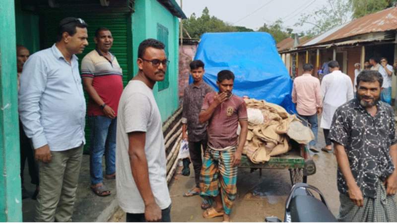 গাইবান্ধায় ওএমএসের ১৭ বস্তা চাল কালোবাজারে, ডিলার আ.লীগ নেতা আটক