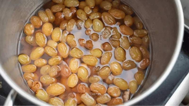 কিশমিশ গরমে পানিতে ভিজিয়ে খান