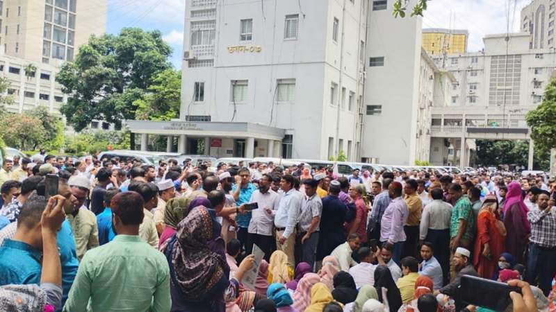 সচিবালয়ে নিরাপত্তাবলয় ভেঙে বিক্ষোভ করছেন কর্মকর্তা-কর্মচারীরা