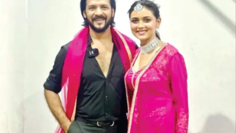 মরুভূমিতে নায়ক নিরবের সঙ্গে নায়িকা ইধিকা পাল