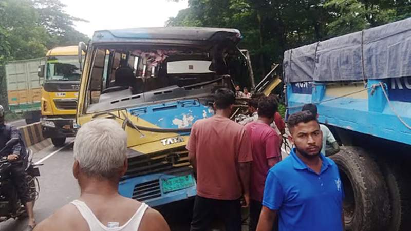 চট্টগ্রামের সীতাকুণ্ডে ট্রাকের পেছনে বাসের ধাক্কায় ৯ যাত্রী আহত