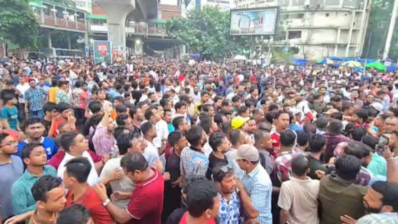 শাহবাগ মোড় অবরোধ করেছে স্বেচ্ছাসেবক দল