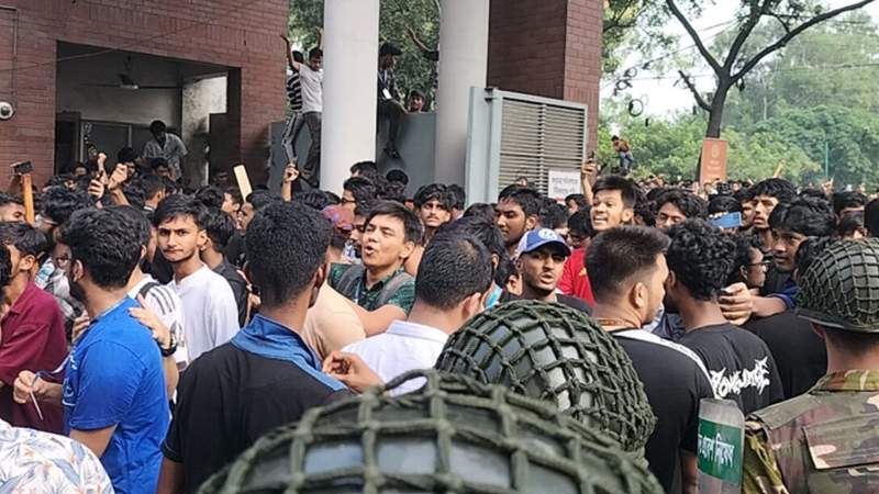 বিক্ষুব্ধ শিক্ষার্থীরা সচিবালয়ের গেট দিয়ে ঢুকে পড়ল 