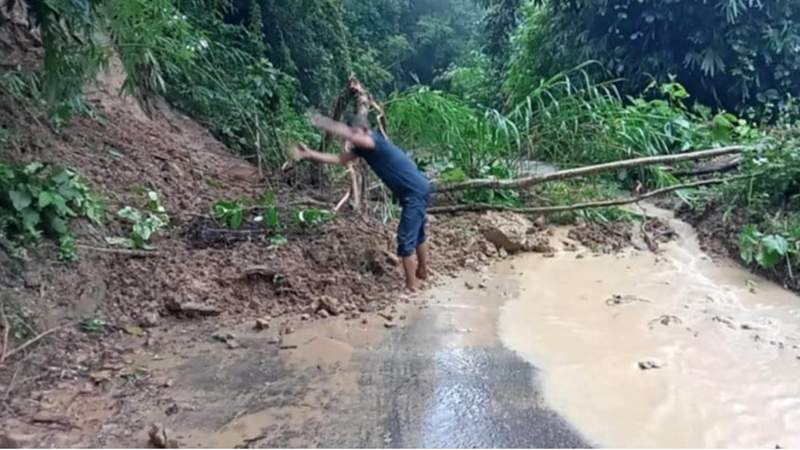 রাঙামাটির বাঘাইছড়িতে পাহাড় ধসে সড়ক যোগাযোগ সাময়িক বন্ধ