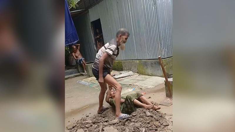 ভাইরাল ভিডিও: জীবন্ত স্ত্রীকে মাটিচাপা দেওয়ার চেষ্টা