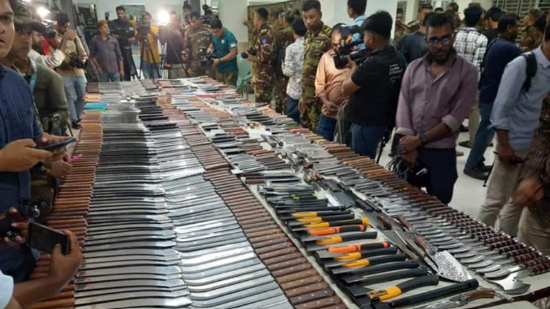 সেনাবাহিনীর অভিযানে নিউমার্কেটে প্রায় ১১০০ ধারালো অস্ত্র উদ্ধার