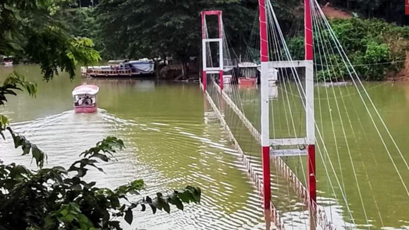 পর্যটকরা হতাশ: এখনও ডুবে আছে রাঙামাটির সিম্বল ‘ঝুলন্ত সেতু’ 
