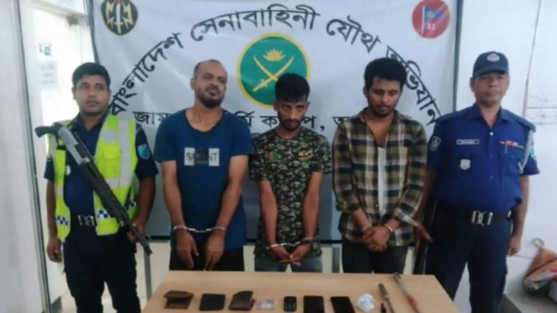 সাভারের আশুলিয়ায় ৩ ছিনতাইকারী আটক