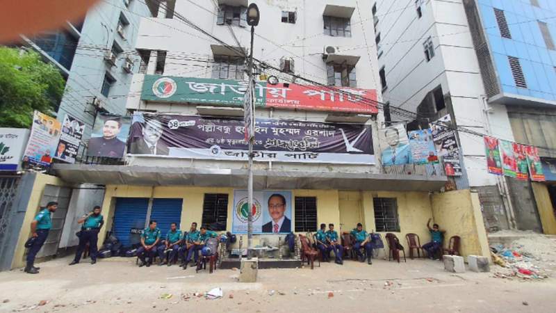 আজ সকাল থেকেই কাকরাইলে জাপার কার্যালয়ের সামনে পুলিশের অবস্থান