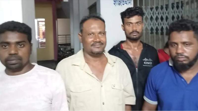 সাতক্ষীরা সীমান্তে আটক ১৪ বাংলাদেশিকে ফেরত দিলো বিএসএফ