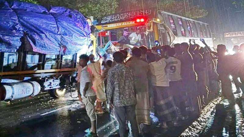 চট্টগ্রামের লোহাগাড়ায় বাস-ট্রাক সংঘর্ষে একজন নিহত
