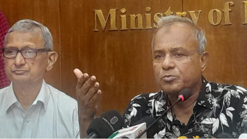 আরাকান আর্মি বেঁচেই আছেই মাদক বিক্রি করে: স্বরাষ্ট্র উপদেষ্টা