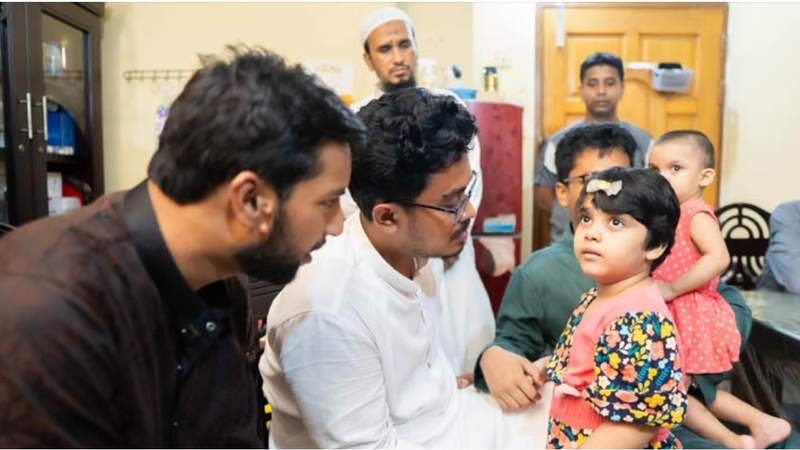 ডাকসুর নির্বাচিত নেতারা সাংবাদিক তরিকুলের পরিবারের পাশে