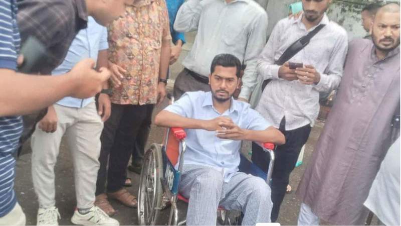১৮ দিন চিকিৎসা নেওয়ার পর হাসপাতাল ছাড়লেন নুরুল হক নুর