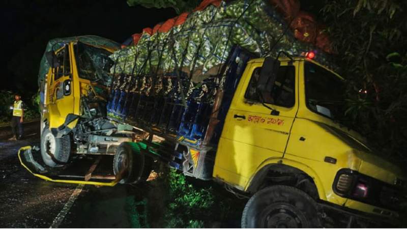 রাজবাড়ীতে দাঁড়ানো পিকআপভ্যানে ট্রাকের ধাক্কা, নিহত ২ জন