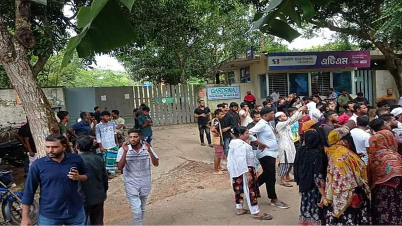 গাজীপুরে শ্রীপুরে বকেয়া বেতনের দাবিতে শ্রমিকদের সড়ক অবরোধ