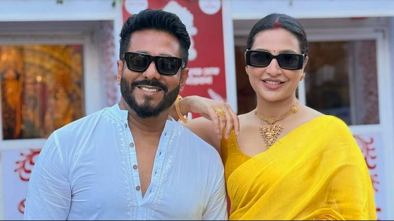 রাজ-শুভশ্রী দম্পতি সন্তানদের নিয়ে পূজার আনন্দে মাতলেন