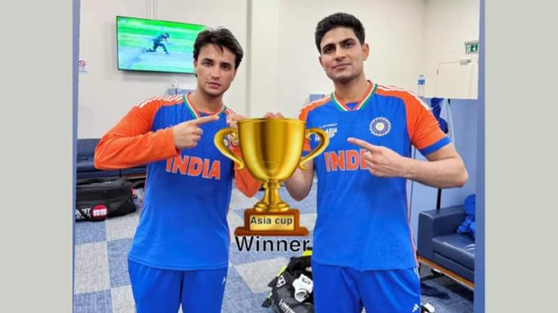 ভারতীয়দের আসল ট্রফি নিতে অস্বীকৃতি, নকল ট্রফি নিয়ে শিরোপা উদযাপন 