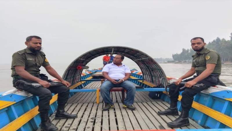 সিরাজগঞ্জে যমুনা নদীতে মা ইলিশ রক্ষা অভিযানে অস্ত্র খোয়ালেন আনসার সদস্য