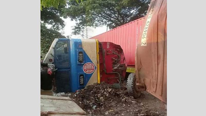 চট্টগ্রামে সাগরিকা রেলগেটে ট্রাক ও মালবাহী ট্রেনের সংঘর্ষ, নিহত ১
