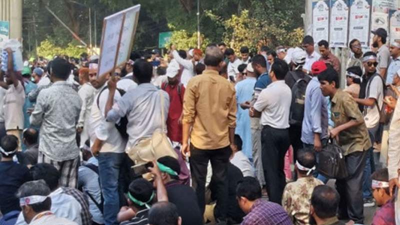 ৬৫,০০০ স্কুলে ক্লাস বন্ধ করে শিক্ষকদের কর্মবিরতি শুরু আজ