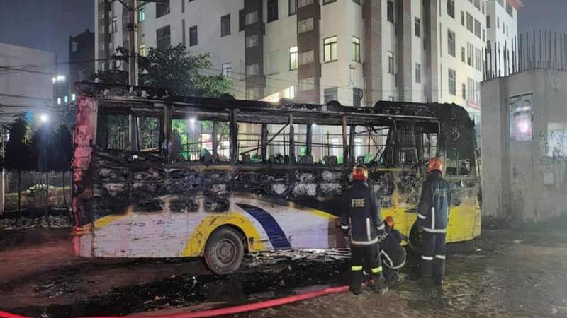 সাভারে যাত্রীবাহী বাসে আগুন দিয়েছে দুর্বৃত্তরা, গুলিবর্ষণ