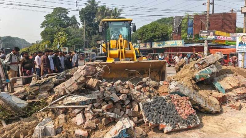 ঝিনাইদহে শেখ মুজিবের ‘এক তর্জনি’ স্তম্ভ গুড়িয়ে দিলো বিক্ষুব্ধ ছাত্র-জনতা